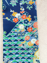 画像をギャラリービューアに読み込む, 正絹縮緬 雪輪に四季の草木花 /さや型黄緑⁂Pure silk crepe Flowers of the four seasons on the snow ring / Saya type young grass color