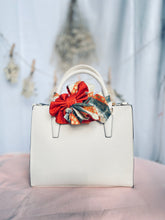 画像をギャラリービューアに読み込む, プリント生地 白と金彩の桜咲く/帯裏 赤のクリスタル⁂Printed fabric, white and golden cherry blossoms, obi back, red crystal