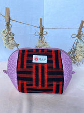 画像をギャラリービューアに読み込む, 伊予絣 の ポーチ キルト芯入り 赤い三崩し文  Iyo kasuri pouch with quilt core Red three-breaking sentence文