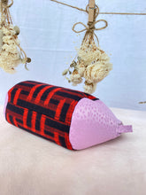 画像をギャラリービューアに読み込む, 伊予絣 の ポーチ キルト芯入り 赤い三崩し文  Iyo kasuri pouch with quilt core Red three-breaking sentence文