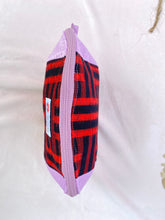 Load image into Gallery viewer, 伊予絣 の ポーチ　キルト芯入り　赤い三崩し文  Iyo kasuri pouch with quilt core Red three-breaking sentence文
