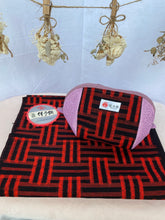 Load image into Gallery viewer, 伊予絣 の ポーチ　キルト芯入り　赤い三崩し文  Iyo kasuri pouch with quilt core Red three-breaking sentence文
