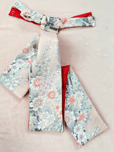Load image into Gallery viewer, 正絹　優しいピンクの生地に草花　藤色小桜⁂Pure silk, Flowers on a gentle pink fabric, Mauve and small cherry blossoms
